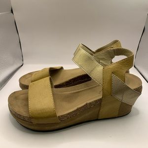 Pierre Dumas Womens Low Wedge Double Band Sandals Fall Heels Light Tan Gold 10